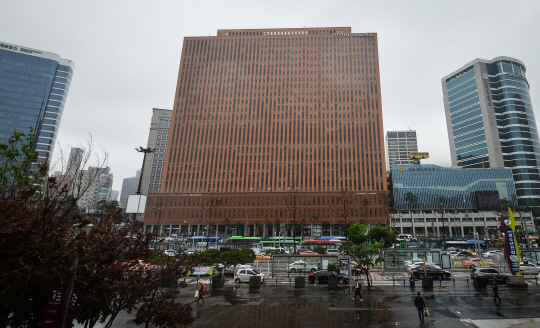 서울역과 마주 보고 서 있는 ‘서울스퀘어(옛 대우센터빌딩)’ 전경. 가로·세로 100m의 딱딱한 정사각형 형태의 건물로 서울 오피스빌딩 중에서도 가장 큰 규모를 자랑한다. /사진=서울경제DB