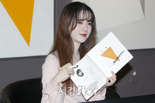 배우 구혜선이 20일 한 백화점 갤러리에서 열린 ‘허니문 스토리 전’ 팬사인회에 참석해 포토타임을 갖고 있다.