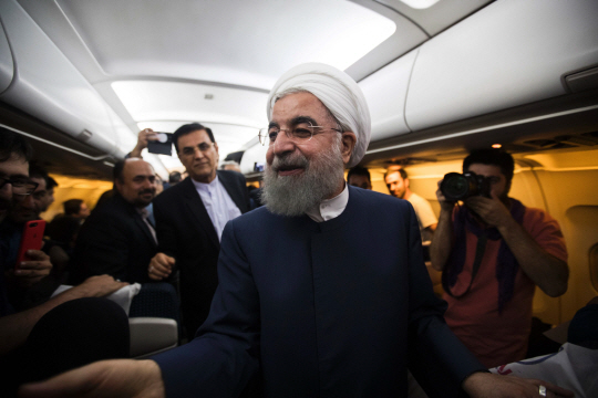 서방의 제재로 고립됐던 이란이 2015년 7월 핵협상 타결을 계기로 국제무대에 재등장한 뒤 처음 치러지는 대선에서 개혁파의 로하니 대통령이 연임에 성공할 전망이다. / 연합뉴스