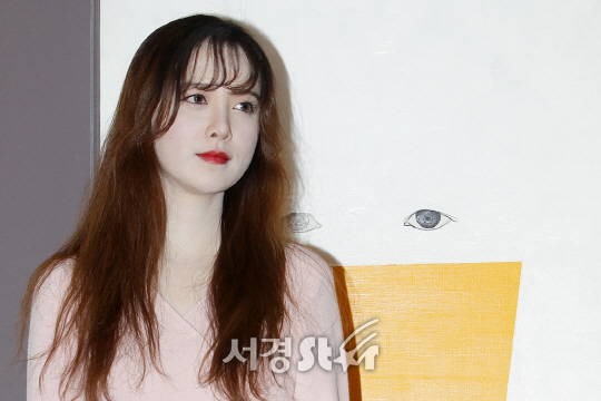 배우 구혜선이 20일 한 백화점 갤러리에서 열린 ‘허니문 스토리 전’ 팬사인회에 참석해 포토타임을 갖고 있다.
