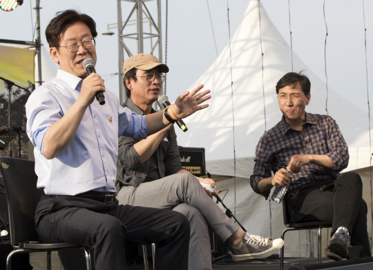 20일 오후 서울 광화문광장에서 열린 고(故) 노무현 전 대통령 서거 8주기 추모 문화제에서 이재명 성남시장(왼쪽부터), 유시민 전 보건복지부 장관, 안희정 충남지사가 토론을 하고 있다. / 연합뉴스