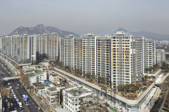 지난 3월 입주한 서울시 종로구 교남동 경희궁자이 단지 전경. 도심 광화문과 가까운 ‘직주근접’ 단지로 전용면적 84㎡ 가격이 10억원을 돌파하는 등 인기를 끌고 있다.   　 /사진제공=GS건설