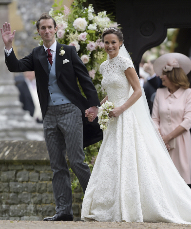 20일(현지시간) 영국 잉글필드 성 마크 교회에서 왕세손빈의 동생 피파 미들턴(오른쪽) 결혼식이 열렸다. 이날 식에는 영국 왕실 가족이 총출동해 신혼부부의 행복을 기원했다./잉글필드=신화연합뉴스