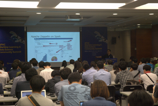 지난 20일 서울 상암동 누리꿈스퀘어에서 진행된 ‘아시아태평양 머신러닝&데이터 사이언스 커뮤니티 서밋’에 참가한 참석 자들이 강연을 듣고 있다./사진제공=한국MS