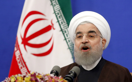 20일(현지시간) 하산 로하니 이란 대통령이 국영방송 스튜디오에서 당선 수락 연설을 하고 있다./테헤란=AFP연합뉴스