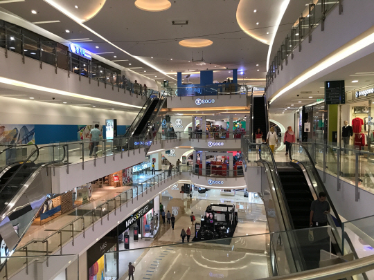 인도네시아 자카르타의 쇼핑몰 ‘센트럴 파크’에 입점한 백화점 ‘SOGO’. 인도네시아에서는 대형 쇼핑몰 안에 백화점이 입점하는 경우가 많다. /박준호기자