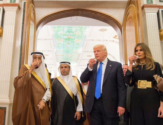 20일(현지시간) 취임 후 첫 해외 순방지로 사우디아라비아를 찾은 도널드 트럼프 미국 대통령이 리야드 킹칼리드 국제공항에서 살만 빈 압둘아지즈 알사우드(왼쪽) 사우디아라비아 국왕 등과 환영 음료를 마시고 있다. 멜라니아(오른쪽) 여사는 히잡을 쓰지는 않았지만 아바야(이슬람권 여성이 입는 검은색 긴 통옷)를 연상케 하는 검은 상하의를 입어 눈길을 끌었다.  /리야드=AFP연합뉴스