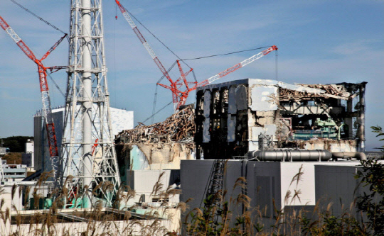 폭발로 원자로 건물이 파손된 후쿠시마 원전 4호기(오른쪽부터), 3호기, 2호기, 1호기. 후쿠시마 원전 사고로 방사선에 대한 우려가 높아지고 있다. /사진제공=니혼게이자이신문