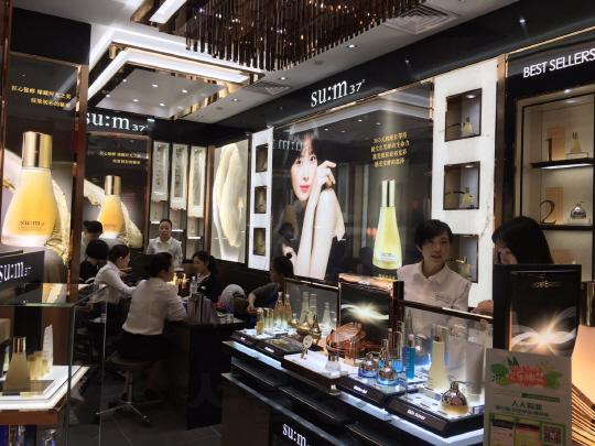 중국 항저우 우린인타이백화점의 LG생활건강 ‘숨37’ 매장에서 고객들이 제품 설명을 듣고 있다.  　 /사진제공=LG생활건강