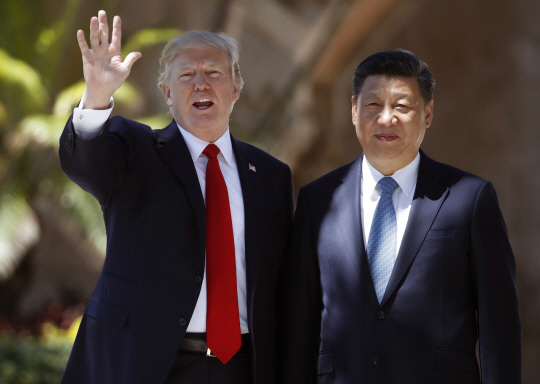 도널드 트럼프(왼쪽)미국 대통령과 시진핑 중국 국가주석 /팜비치=AP연합뉴스
