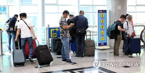 입국한 중국 관광객들 /연합뉴스