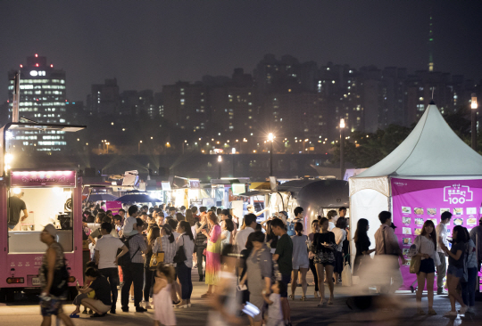 지난해 여름 서울 여의도 한강 이벤트광장에 자리한 푸드트럭을 시민들이 이용하고 있다. /연합뉴스