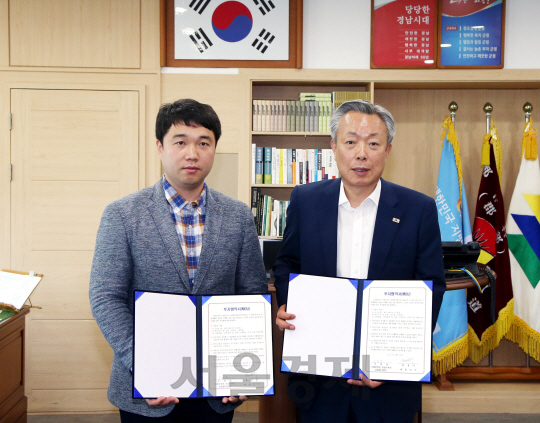 윤상기(오른쪽) 하동군수와 오천호 에코맘의 산골이유식 대표가 협약서에 서명하고 기념 촬영을 하고 있다. /사진제공=하동군