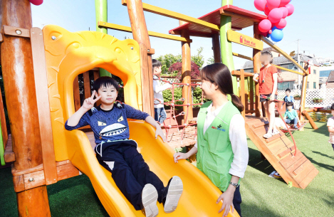 소아암 환아들이 22일 서울 연남동 한국백혈병소아암협회에 마련된 ‘희망 놀이터’에서 홈플러스 e파란재단 관계자들과 함께 즐거운 시간을 보내고 있다. 홈플러스 사회공헌재단 ‘e파란재단’은 한국백혈병소아암협회, 배우 김보성씨와 함께 면역력이 낮은 백혈병·소아암 아동들이 뛰놀 수 있도록 친환경 소재로 만든 ‘희망 놀이터’를 조성했다 /사진제공=홈플러스