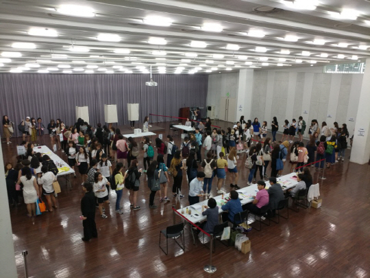22일 서울 서대문구 이화여대 ECC 안에 마련된 제16대 총장 후보 선거 사전투표장을 찾은 재학생과 동창생들이 투표를 하기 위해 줄지어 서 있다. /신다은기자