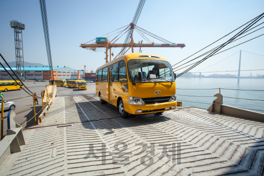 미얀마 주정부에 공급되는 현대차의 중형버스 ‘카운티’의 초도물량이 22일 광양항에서 선박에 선적되고 있다. /사진제공=현대차
