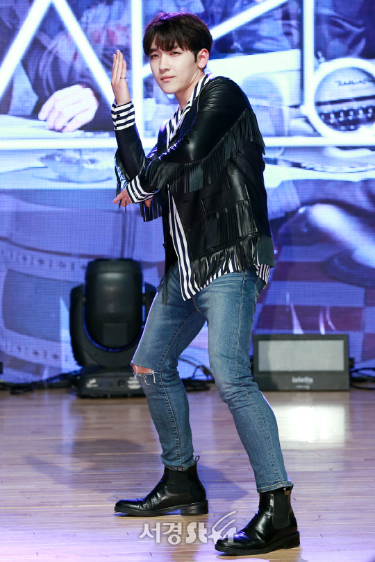 맵식스 민혁이 22일 오후 서울 강남구 일지아트홀에서 열린 그룹 맵식스(MAP6)의 세번째 싱글 ‘MOMENTUM’ 컴백 쇼케이스에 참석해 포즈를 취하고 있다.