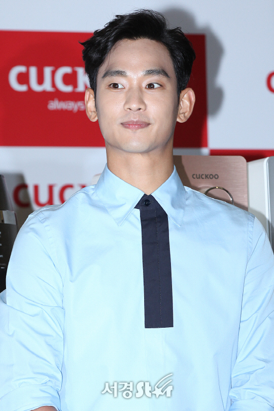 배우 김수현이 22일 오전 서울 중구 한국 프레스 센터 20층 프레스클럽에서 열린 한 종합 건강 생활가전 기업 제품 런칭 행사에 참석해 포토타임을 갖고 있다.