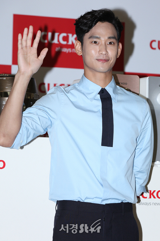 김수현, 심쿵 손인사!