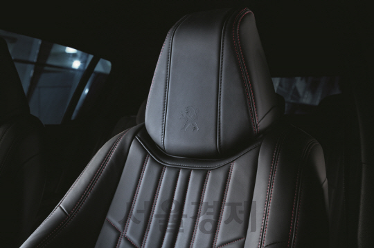 푸조 308 1.6 GT 리인 레더(leather) 에디션 실내 모습. 프리미엄 나파 가죽이 적용돼 고급스러움을 더했다./사진제공=한불모터스