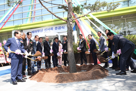 박삼구(오른쪽 다섯번째) 금호아시아나그룹 회장과 서병수(〃 여섯번째) 부산시장, 한태근(〃 일곱번째) 에어부산 사장 등 주요 인사들이 22일 부산 강서구 대저동 에어부산 신사옥 준공식에서 기념 식수에 흙을 뿌리고 있다. 에어부산은 국내 저비용항공사(LCC) 중 유일하게 사옥과 캐빈 승무원 훈련센터를 보유하게 됐다./사진제공=에어부산