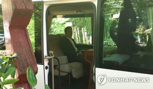 휴가차 경남 양산 사저에 머물고 있는 문재인 대통령이 22일 오전 이동을 위해 버스에 타고 있다.