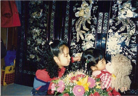어린 시절 언니와 함께 노는 박민경(오른쪽) 대표 /사진제공=박민경