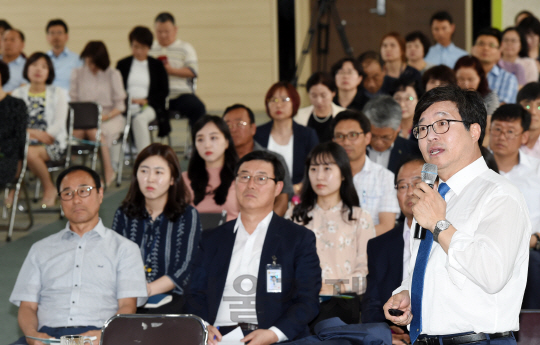 염태영(오른쪽) 수원시장이 22일 광주광역시 광산구청 직원들을 대상으로 특강을 하고 있다. /사진제공=수원시청