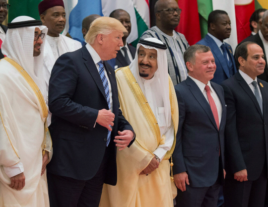 21일(현지시간) 사우디아라비아 리야드에서 열린 걸프협력회의(GCC) 정상회담에서 도널드 트럼프(왼쪽 두번째) 미국 대통령이 살만 빈 압둘아지즈(왼쪽 세번째) 사우디아라비아 국왕과 이야기를 나누고 있다. GCC는 수니파 6개국으로 이뤄진 아랍 산유국들의 모임이다.    /리야드=EPA연합뉴스