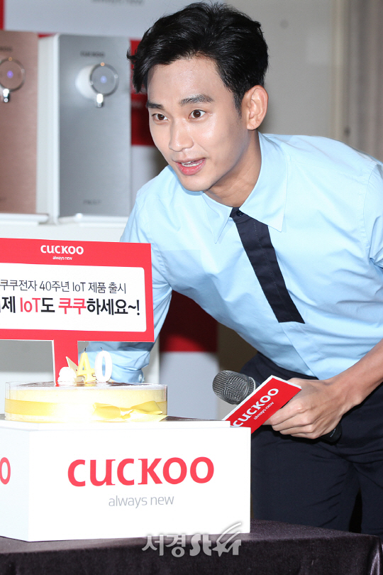 배우 김수현이 22일 오전 서울 중구 한국 프레스 센터 20층 프레스클럽에서 열린 한 종합 건강 생활가전 기업 제품 런칭 행사에 참석해 포토타임을 갖고 있다.