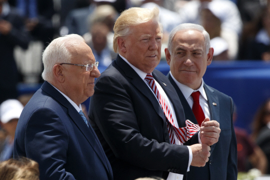22일(현지시간) 이스라엘을 방문한 도널드 트럼프(가운데) 미국 대통령이 구리온 국제공항 활주로로 직접 마중을 나온 레우벤 리블린(왼쪽) 이스라엘 대통령, 벤자민 네타냐후 이스라엘 총리와 함께 걸어가고 있다. /텔아비브=AP연합뉴스