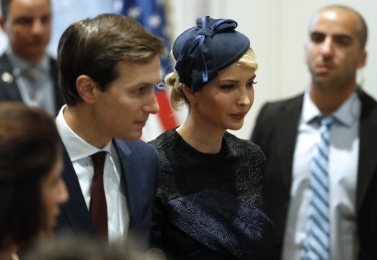 도널드 트럼프 미국 대통령의 딸 이방카 트럼프(오른쪽)과 남편 제러드 쿠슈너 백악관 선임고문이 22일(현지시간) 예루살렘의 대통령 공관에 도착했다./예루살렘=AFP연합뉴스