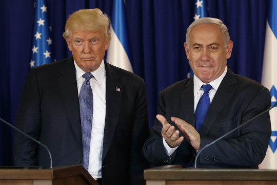 도널드 트럼프(왼쪽) 미국 대통령과 베냐민 네타냐후 이스라일 총리/예루살렘=AP연합뉴스