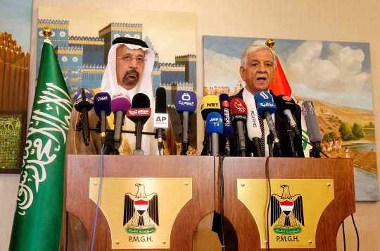 자바르 알루아비 이라크 석유장관(오른쪽)이 칼리드 알팔리흐 사우디아라비아 석유장관과 22일(현지시간) 이라크 바그다드에서 기자회견을 하고 이라크가 석유수출국기구(OPEC) 회원국의 ‘9개월 감산연장’에 동의했다고 밝히고 있다. /바그다드=AFP연합뉴스