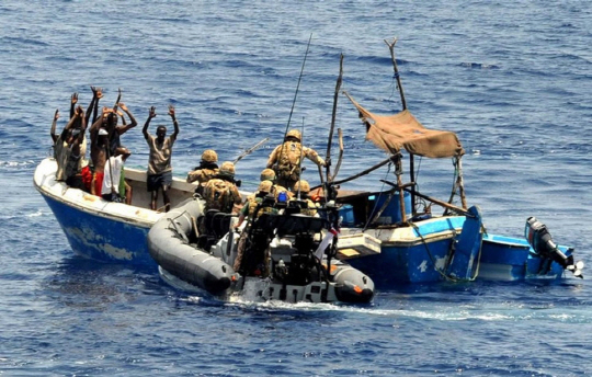 2009년 소말리아 해적에게 피랍된 머스크 앨라배마호 사건을 바탕으로 한 영화 ‘캡틴 필립스’의 한 장면. /자료=소니픽처스