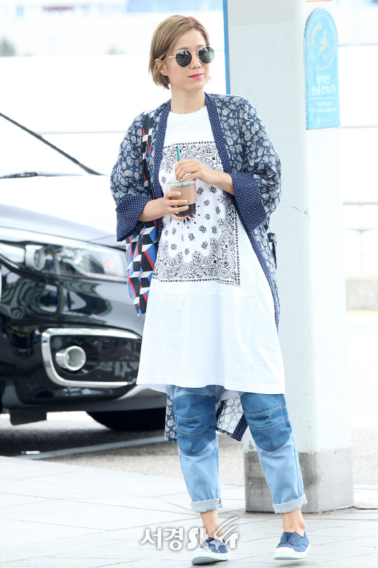 배우 전혜진이 23일 오후 인천 중구 인천국제공항을 통해 칸 영화제 참석차 프랑스로 출국하고 있다.