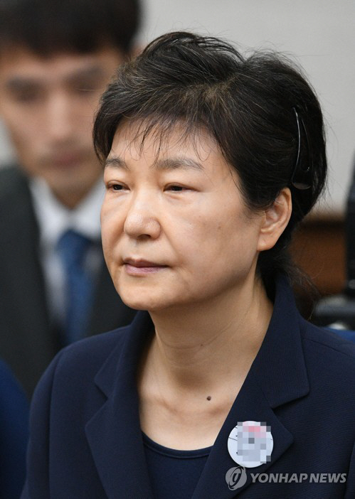 박근혜측, 뇌물수수 등 18개 혐의 전면 부인