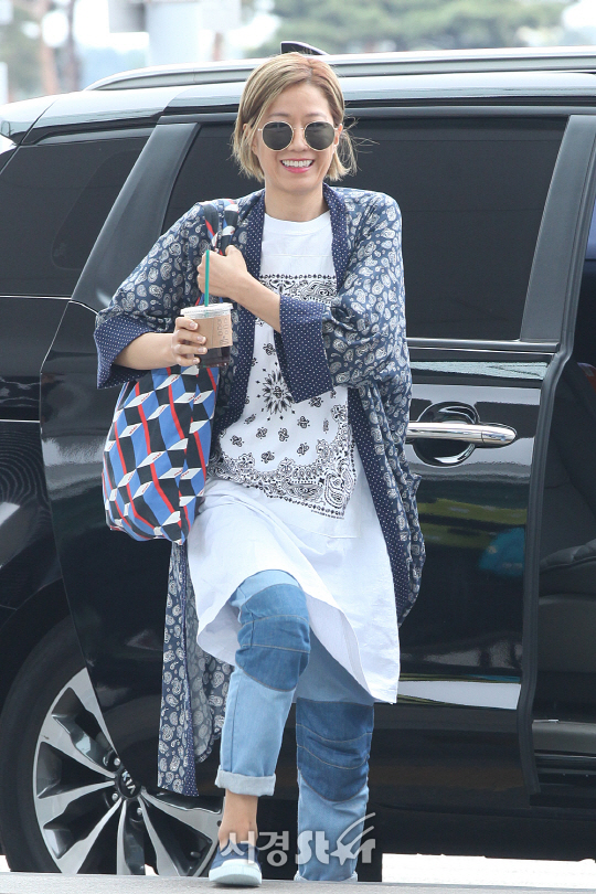 배우 전혜진이 23일 오후 인천 중구 인천국제공항을 통해 칸 영화제 참석차 프랑스로 출국하고 있다.