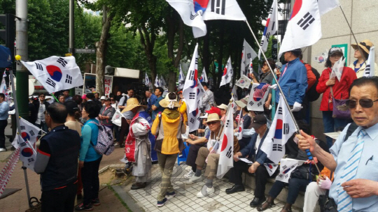 친박 단체들 '대통령 즉각 석방해야'...법원 앞 긴장감 고조