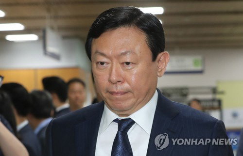 신동빈 롯데회장, '70억 뇌물 제공' 박근혜 재판 출석