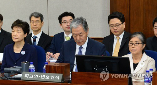 피고인석에 나란히 앉은 박근혜 전 대통령과 최순실씨/연합뉴스