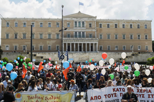 22일(현지시간) 그리스 수도 아테네의 의회의사당 밖에서 공공 유치원 노동자들이 의회의 재정 긴축안 처리에 항의하는 시위를 벌이고 있다. /아테네=AFP연합뉴스