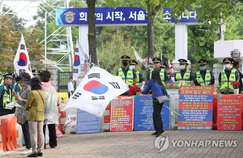 서울구치소 앞에 모인 박 전 대통령 지지자들/연합뉴스