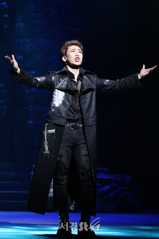 배우 서은광이 23일 오후 서울 구로구 신도림동 디큐브 아트센터에서 열린 뮤지컬 ‘햄릿’ 프레스콜에 참석해 하이라이트 장면 시연을 하고 있다.