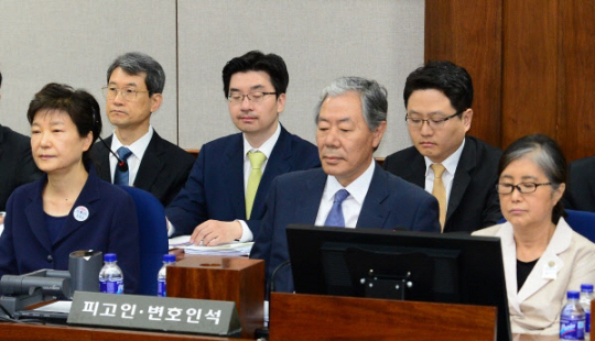 박근혜-최순실, 뇌물사건 같이 재판 ‘병합 심리’ 29일부터