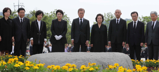 문재인(왼쪽 다섯번째) 대통령이 23일 오후 경남 김해시 봉하마을 대통령 묘역에서 열린 노무현 전 대통령 8주기 추도식을 마친 뒤 묘역을 바라보고 있다. /김해=연합뉴스