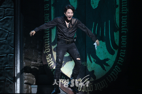 배우 이지훈이 23일 오후 서울 구로구 신도림동 디큐브 아트센터에서 열린 뮤지컬 ‘햄릿’ 프레스콜에 참석해 하이라이트 장면 시연을 하고 있다.