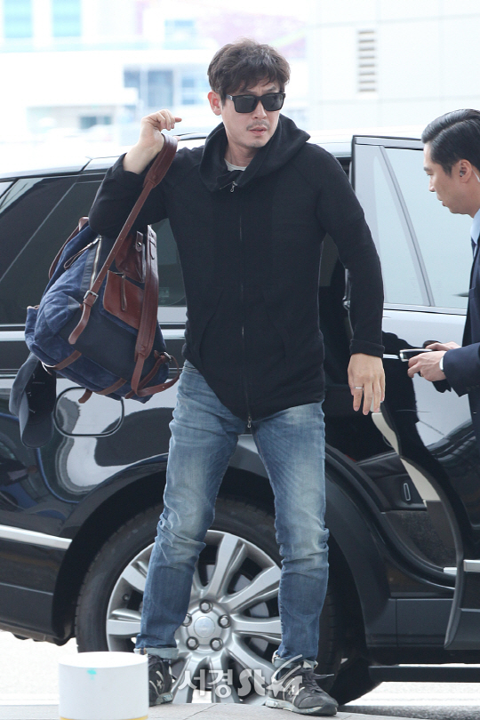 배우 설경구가 23일 오후 인천 중구 인천국제공항을 통해 칸 영화제 참석차 프랑스로 출국하고 있다.
