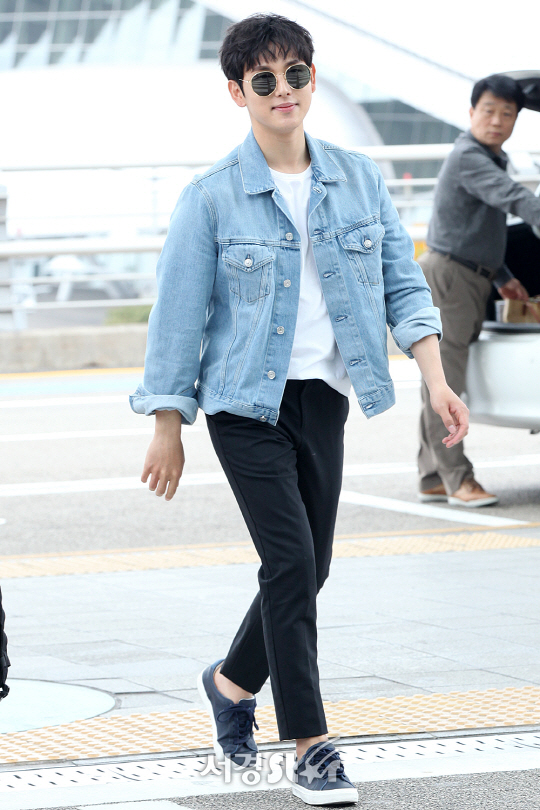 배우 임시완이 23일 오후 인천 중구 인천국제공항을 통해 칸 영화제 참석차 프랑스로 출국하고 있다.