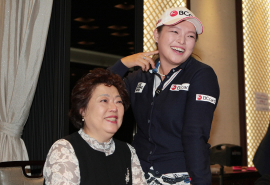국내 복귀를 선언한 장하나가 23일 기자회견 뒤 어머니와 함께 환하게 웃고 있다.